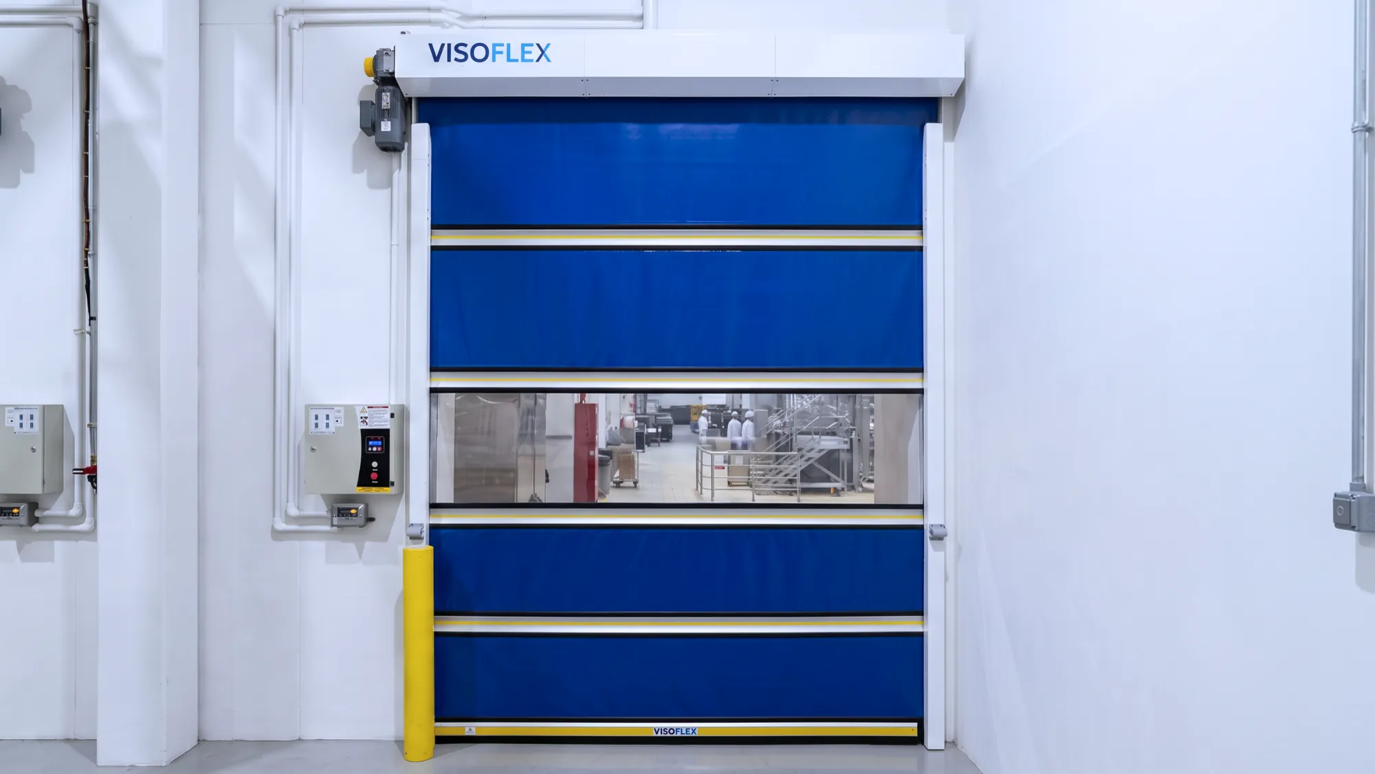 Porta rápida Visoflex VFX103 azul com visor e perfis de alumínio instalada em corredor interno