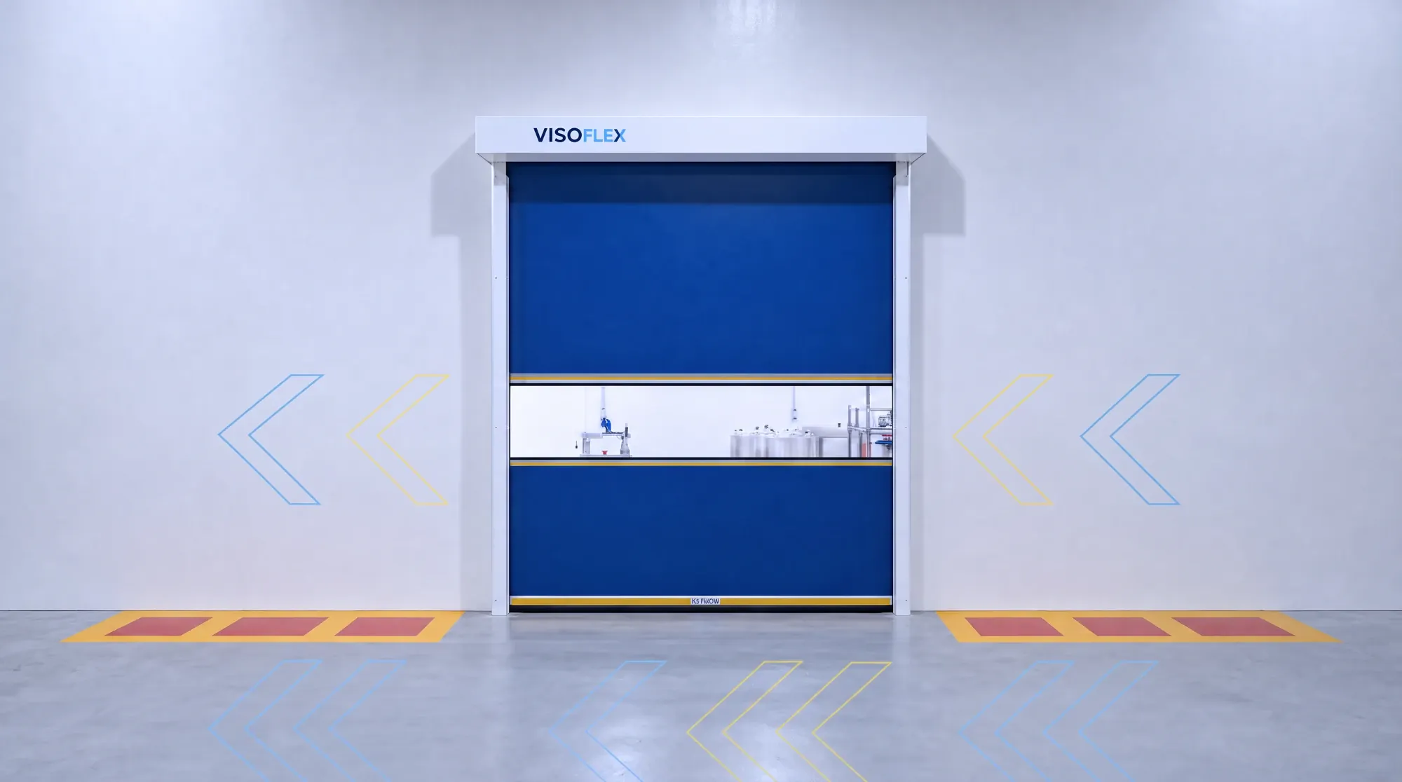Porta rápida Visoflex VFX302 azul com visor full em parede industrial, com setas da marca